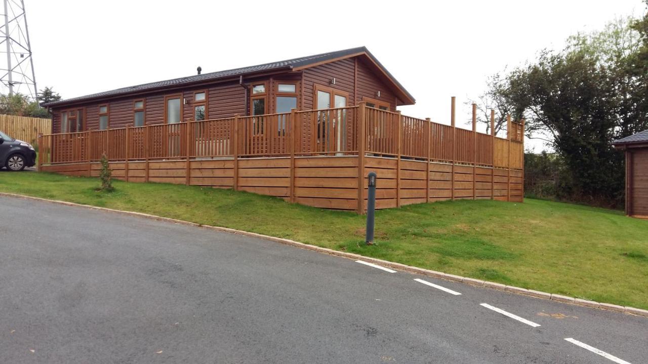 Luxury Timber Pet Friendly Lodge With Private Hot Tub 2 To 6 Guests, Outstanding Views Nr Paignton Bagian luar foto