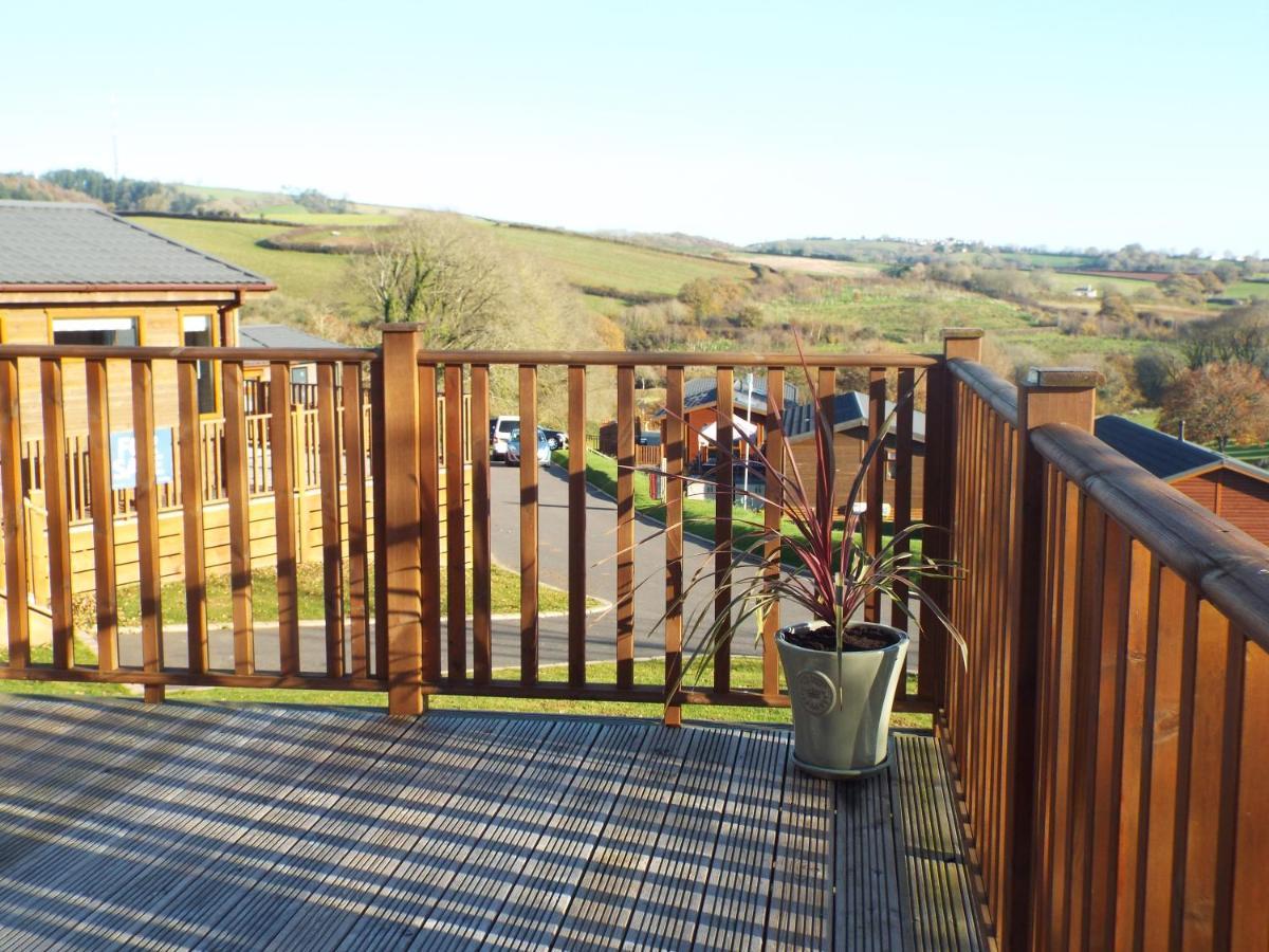 Luxury Timber Pet Friendly Lodge With Private Hot Tub 2 To 6 Guests, Outstanding Views Nr Paignton Bagian luar foto